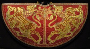 Coronation Mantle of Roger II, now at the Schatzkammer in Vienna. [Source]